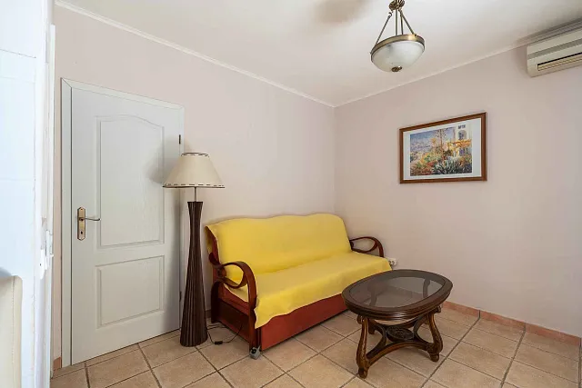 Three-Bedroom Ground-Floor Apartment with Private Entrance and Sea View — photo 8